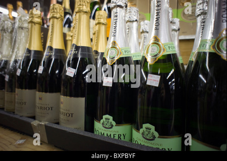 Vin mousseux pour célébrer le Nouvel An dans un magasin d'alcool d'escompte à New York Banque D'Images