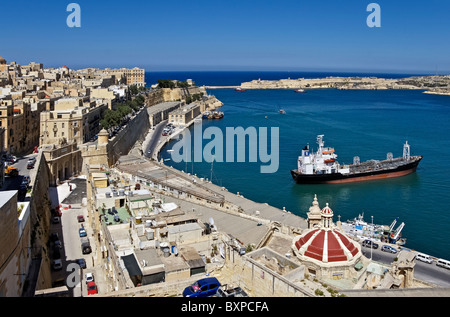 Vue vers l'entrée du port de La Valette le Grand Port à Malte avec Fort Ricasoli Banque D'Images