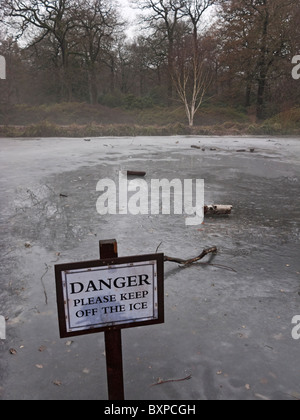 Danger, la glace mince signer garder hors glace Banque D'Images