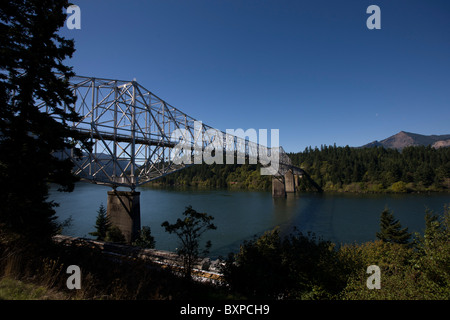 Pont des dieux de l'autre côté de la rivière Columbia, la connexion de l'Oregon et de Washington Banque D'Images