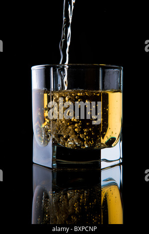 Verre de whisky sur un fond noir. Banque D'Images