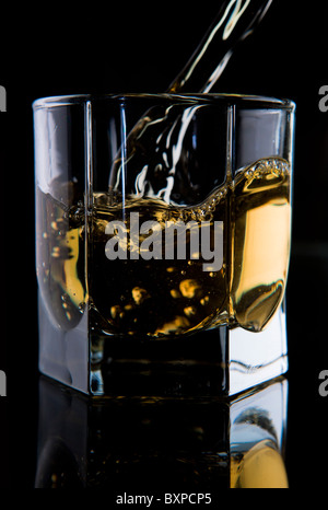 Verre de whisky sur un fond noir. Banque D'Images