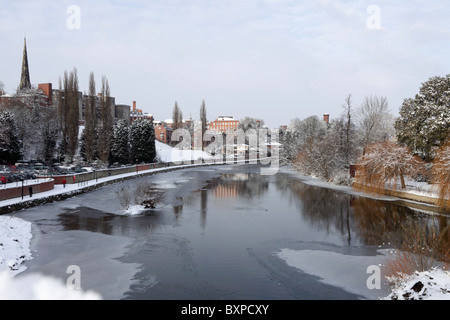 La rivière Severn à Pont Anglais à Shrewsbury,sections congelées de la rivière indiquent les conditions de gel en décembre 2010. Banque D'Images