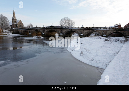 Conditions de l'Arctique favorisé sur le Royaume-Uni en décembre 2010,ici le Pont Anglais à Shrewsbury et la partie rivière gelée Severn. Banque D'Images