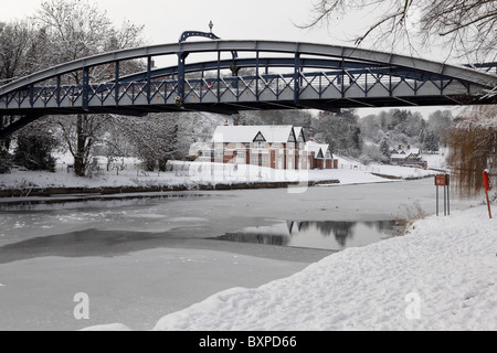 La rivière Severn est presque complètement congelé ont aussi vu sont les Kingsland Toll Bridge et Shrewsbury School Rowing Club. Banque D'Images