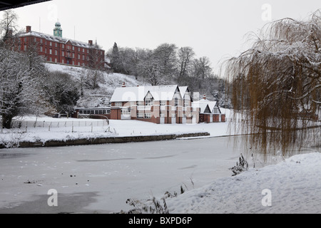 Une rivière gelée Severn à Shrewsbury est dominé par l'imposant l'École de Shrewsbury et c'est l'aviron clubhouse. Banque D'Images