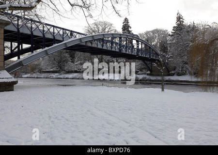 Les intempéries et une rivière gelée Severn surveillé par le Kingsland Road Bridge à Shrewsbury en décembre 2010. Banque D'Images