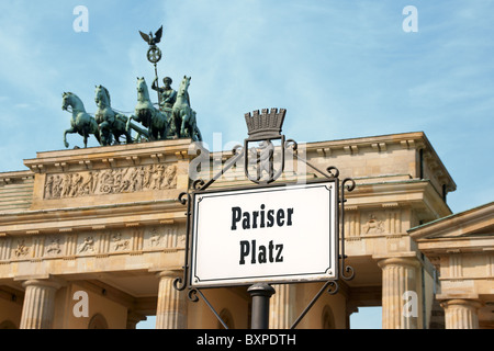 Plaque de rue de Pariser Platz en face de la porte de Brandebourg à Berlin Banque D'Images