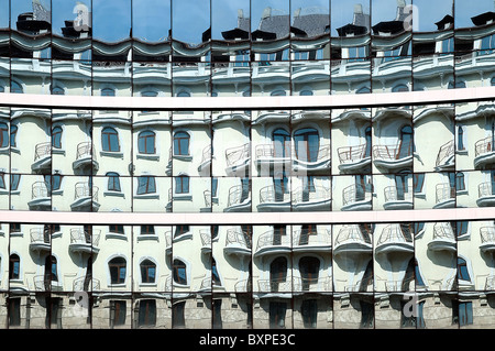 Reflétée dans les fenêtres de l'immeuble Banque D'Images