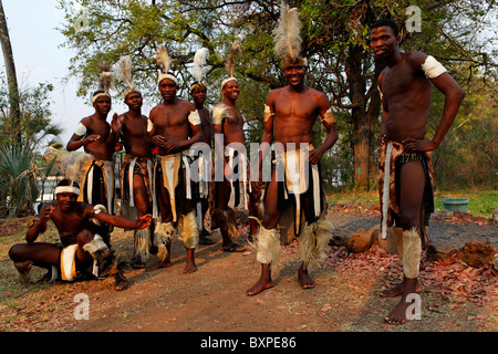 Chanteurs tribaux à danser à Victoria Falls au Zimbabwe. Banque D'Images