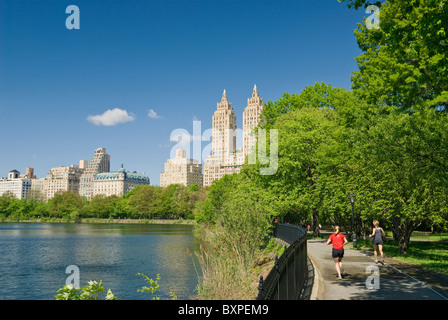 Le réservoir de jogging, avec une vue sur la skyline de l'ouest de Central Park, Central Park, New York City. Banque D'Images