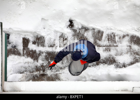 L'hiver, et de la rue piétonnière nettoyage, contrôle de la neige et de la glace, avec la route du sel, entretien d'hiver. Banque D'Images