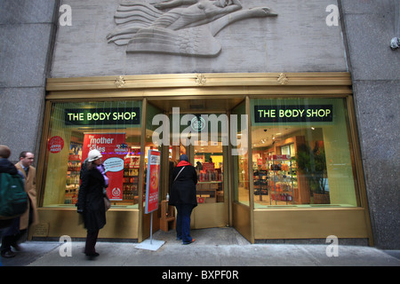 Les personnes entrant dans le Body Shop sur 6e avenue à New York City dans Noël 2010 Banque D'Images