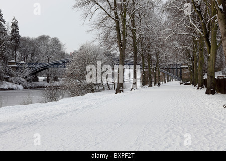 Le Kingsland pont à péage à Shrewsbury qui est légèrement obscurci, vue ici sur un gel des hivers froids jour en décembre 2010. Banque D'Images