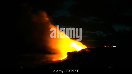 La coulée de lave de l'éruption du Kilauea à Hawaii's Big Island qui se jettent dans le Pacifique et en créant de nouvelles terres dans la nuit. Banque D'Images