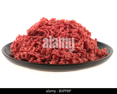 Les matières du boeuf cru haché sur une plaque pour la cuisson ou préparer un repas sur un fond blanc avec aucun peuple et Copy Space Banque D'Images