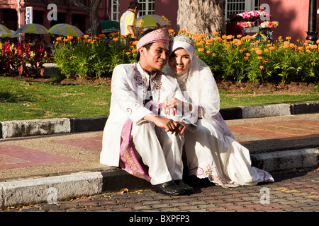 Un Malay mariés le jour de leur mariage. Banque D'Images