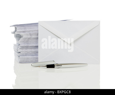 Pile de lettre enveloppes et stylo à bille isolated on white Banque D'Images