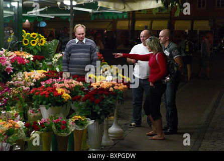 Marchande de fleurs et les clients au marché aux fleurs sur le Solny Square, Wroclaw, Pologne Banque D'Images