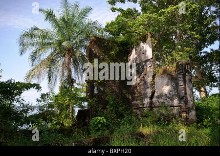 Les murs en ruine à l'île de Bunce, en Sierra Leone. Banque D'Images