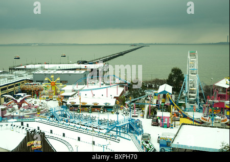 Adventure Island, avec jetée de Southend, dans la neige. Banque D'Images