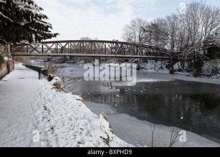 La passerelle de Greyfriars à Shrewsbury,vue ici sur un hivers extrêmement froids jour en décembre 2010. Banque D'Images