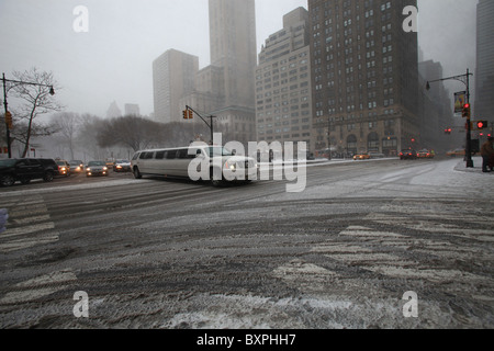 Limousine en passant par une intersection sur la 59e rue à New York City dans le blizzard qui est venu à Noël 2010 Banque D'Images