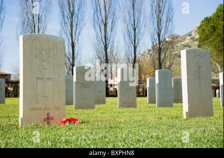 Pierres tombales au cimetière de guerre de Cassino, WW II (1939-1945) le cimetière de guerre des forces alliées britanniques, se concentrer sur la tombe du soldat inconnu Banque D'Images