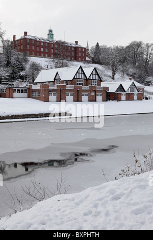 Seul un léger dégel dans la rivière Severn empêche une glace complète en plus et au-dessus permet à l'école Shrewsbury de garder un œil sur les événements. Banque D'Images