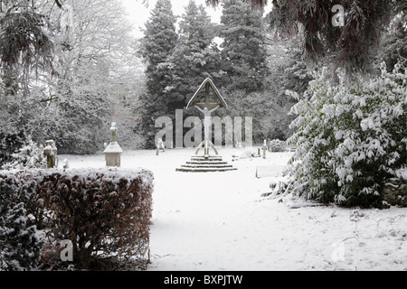 Le cimetière catholique de l'église St Mary à Acton Burnell dans Shropshire,vue ici sur un jour très froid en décembre 2010. Banque D'Images