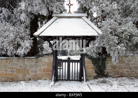 Vue dans des conditions météorologiques moins 10 degrés, l'entrée principale de l'église St Mary cimetière catholique,acton burnell, Shropshire. Banque D'Images