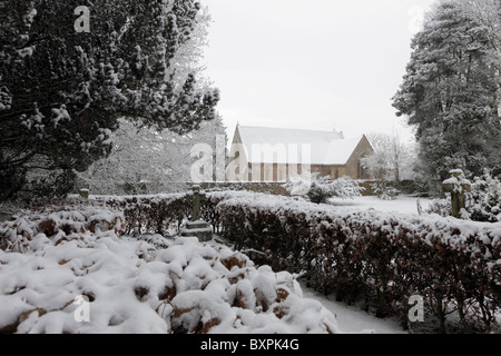 Une vague de froid à la représentation de l'église St Mary à Acton Burnell, vue ici à travers les haies dans le cimetière catholique. Banque D'Images