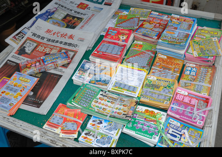 Billets de loterie d'État chinois en vente sur un étal à Yangzhou Jiangsu Province de Chine Banque D'Images