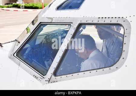 L'aéroport international Ben Gourion, Israël pilotes dans le cockpit de la préparation pour le décollage Banque D'Images