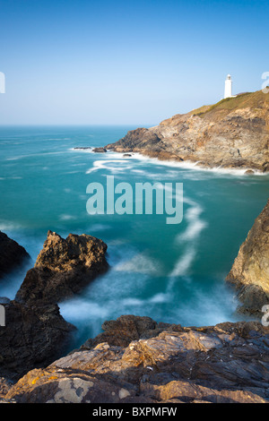 À l'échelle de l'anse puant Dinas Tête avec Trevose Head dans l'arrière-plan. Cornwall England UK Banque D'Images