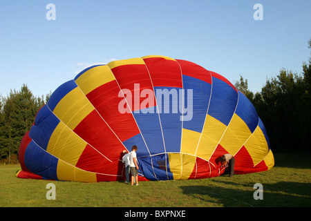 Articles promotionnels de montgolfières multicolores du gonflage dans le Buckinghamshire, Royaume-Uni Banque D'Images