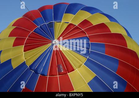 Articles promotionnels de montgolfières multicolores du gonflage dans le Buckinghamshire, Royaume-Uni Banque D'Images