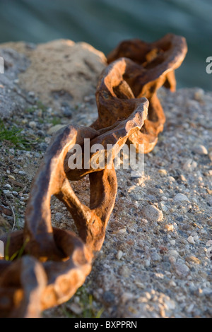 Une chaîne rouillée dans un port Banque D'Images