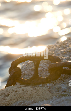 Une chaîne rouillée dans un port Banque D'Images