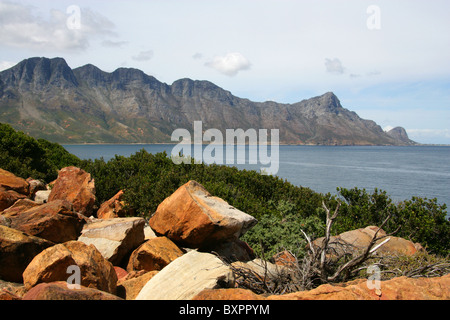 Koeelbaai étincelles Bay et de Montagnes Hottentots Holland, Western Cape, Afrique du Sud. Vue depuis l'autoroute R44. Banque D'Images