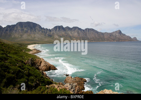 Koeelbaai étincelles Bay et de Montagnes Hottentots Holland, Western Cape, Afrique du Sud. Vue depuis l'autoroute R44. Banque D'Images