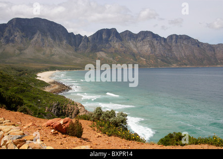 Koeelbaai étincelles Bay et de Montagnes Hottentots Holland, Western Cape, Afrique du Sud. Vue depuis l'autoroute R44. Banque D'Images