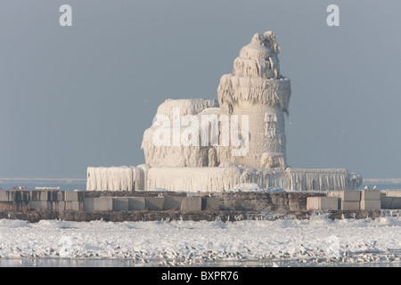 Le Cleveland Harbour West Pierhead Light couvertes par des couches de glace gelé Banque D'Images