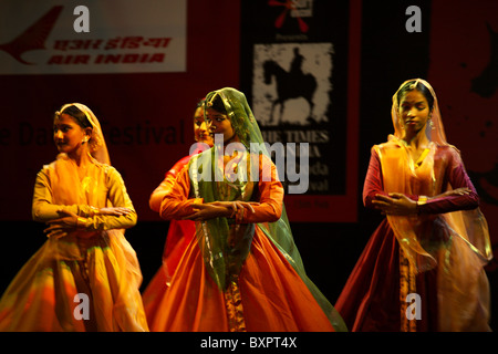 Danseurs au Festival des arts de Kala Ghoda, Mumbai, Inde Banque D'Images