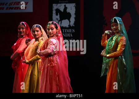 Danseurs au Festival des arts de Kala Ghoda, Mumbai, Inde Banque D'Images