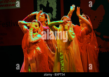 Danseurs au Festival des arts de Kala Ghoda, Mumbai, Inde Banque D'Images