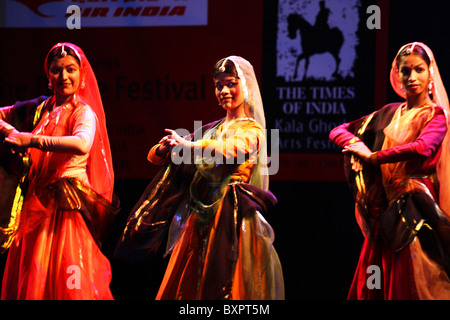 Danseurs au Festival des arts de Kala Ghoda, Mumbai, Inde Banque D'Images