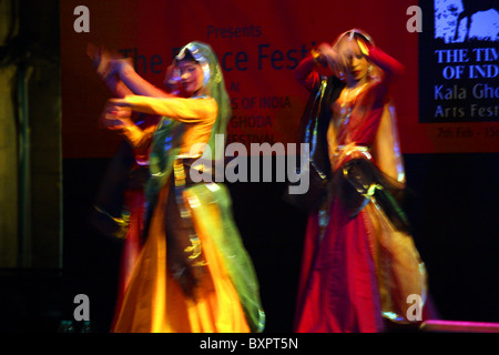 Danseurs au Festival des arts de Kala Ghoda, Mumbai, Inde Banque D'Images