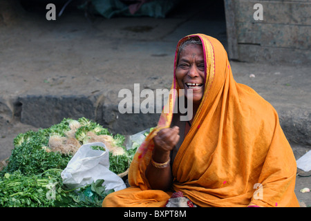 Dame indienne vendant des légumes au marché, Mumbai, Inde Banque D'Images