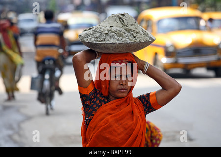 Femme d'ouvrier sur rue à Calcutta, Inde Banque D'Images